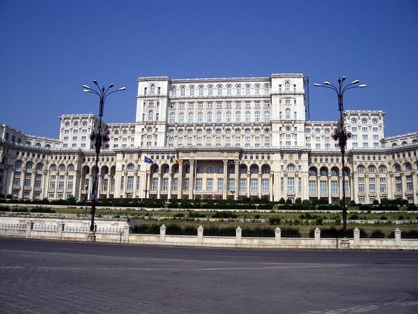 Romanian Parliament to decide whether municipality can build tunnel underneath People's Palace