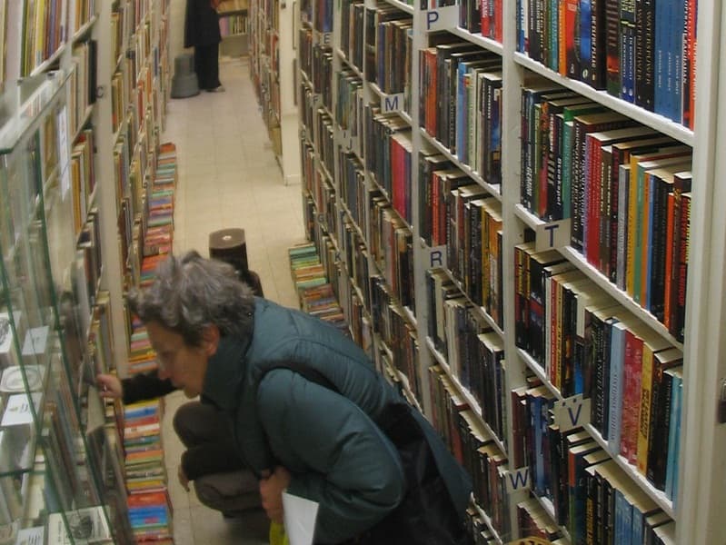 Study: More Romanians using libraries, but 64% say they need more funding