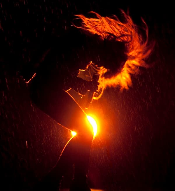 Shakira, singing in the rain in Bucharest in front of 20,000 fans