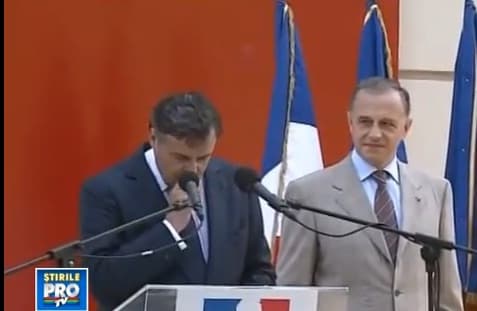 French ambassador to Romania faints due to heat while delivering Bastille Day speech