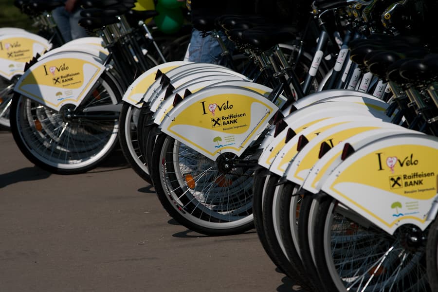 Raiffeisen gives free bike rides to clients in selected Romanian agencies