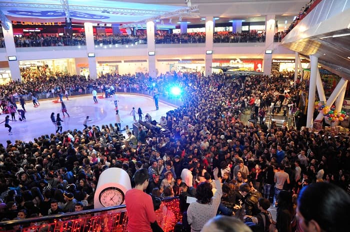 More Romanians go to the mall than to National Day parade