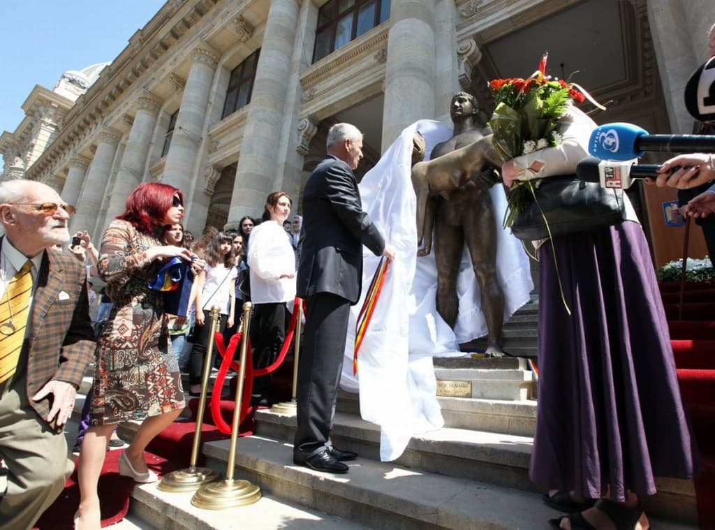Bucharest City Hall and History Museum dispute 'controversial' Emperor Trajan statue