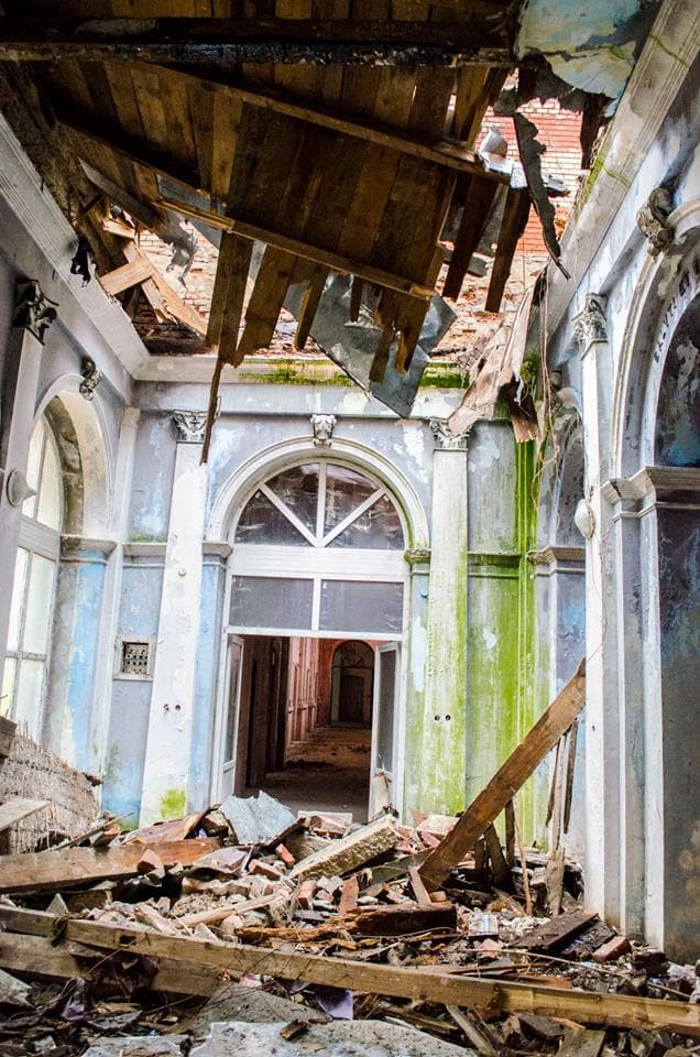 Historical building in Romanian thermal spa resort in danger of collapsing after roof caves in
