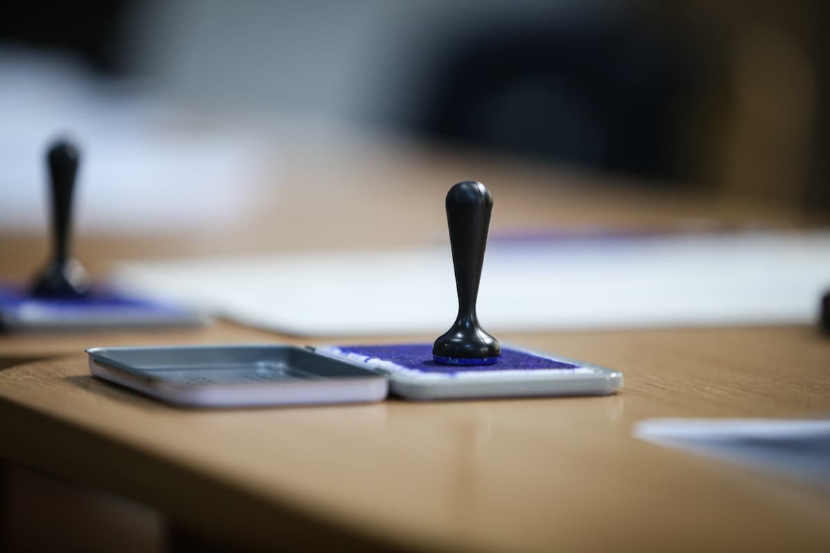 Parliament adopts law introducing multi-day voting for Romanians living abroad