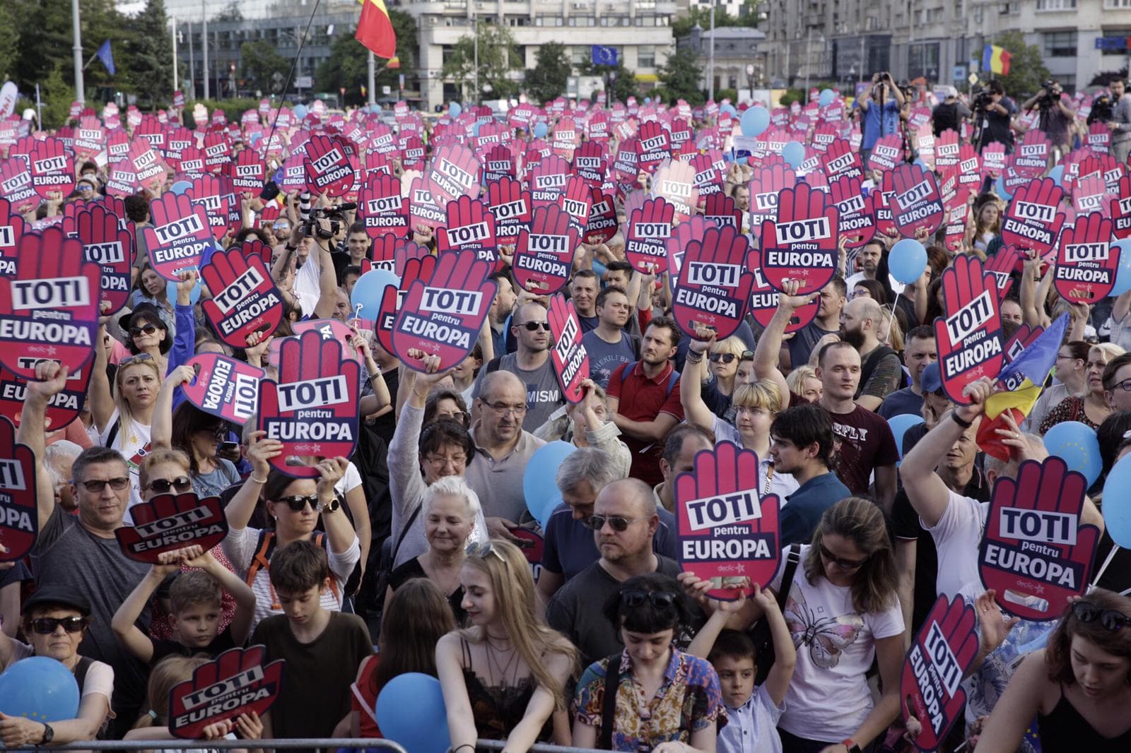 Thousands gather in downtown Bucharest at event promoting voting in EU elections