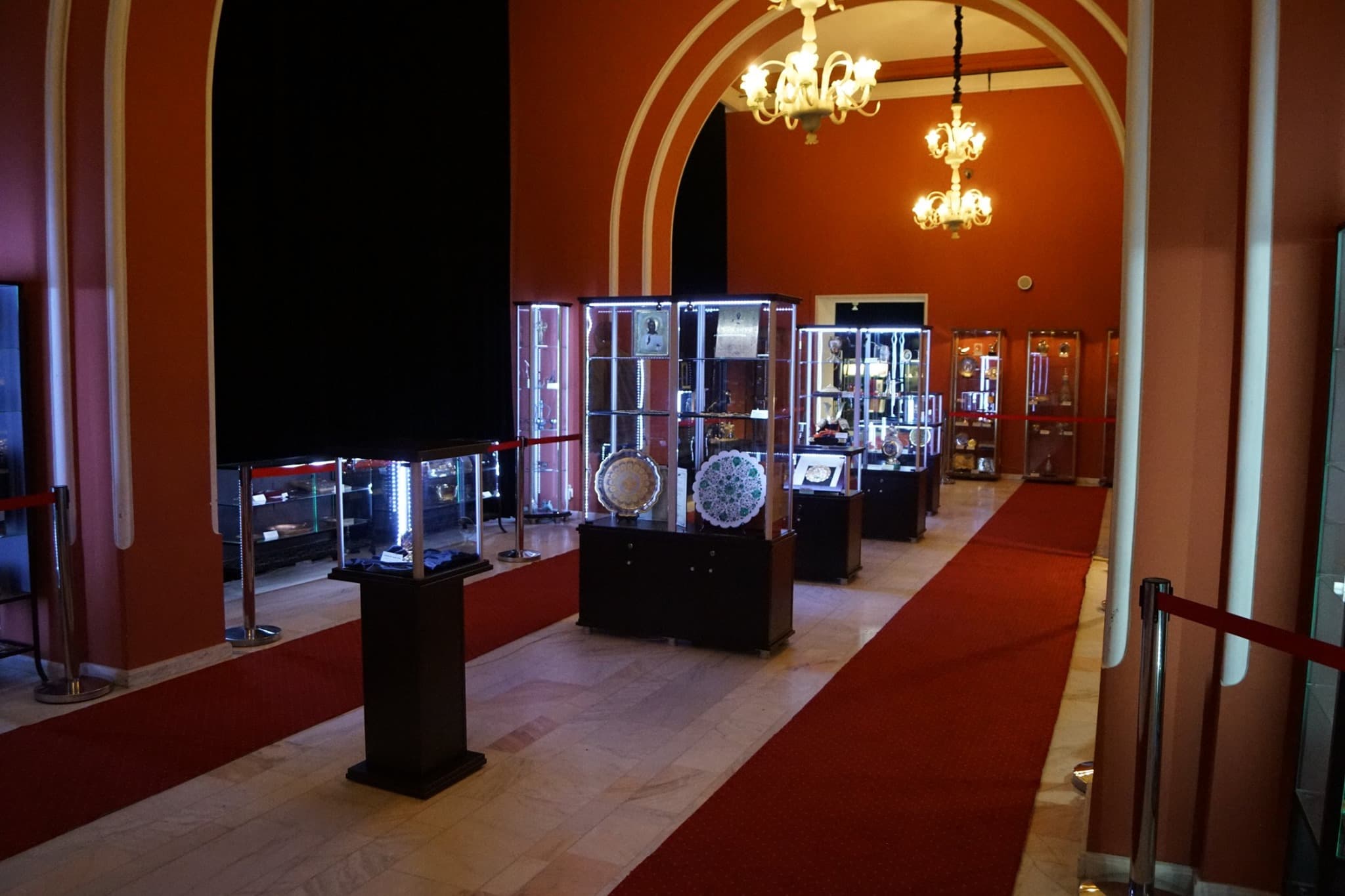 Presents received by former Romanian president Emil Constantinescu go on display