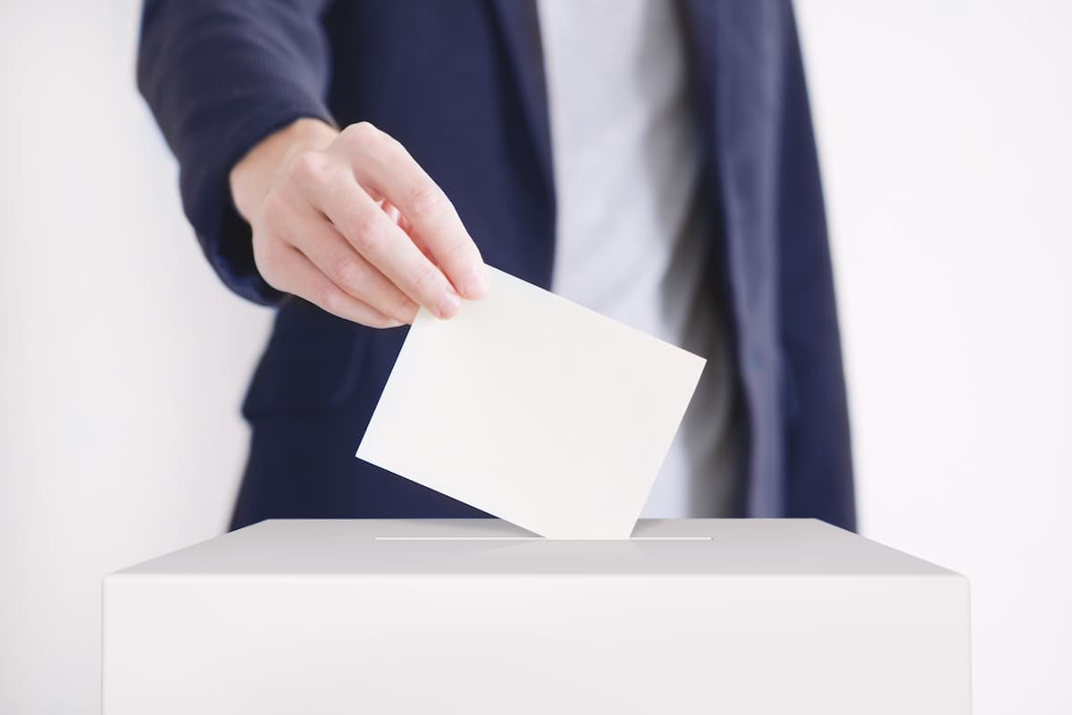 Govt. gives Romanians abroad more time to register for presidential elections