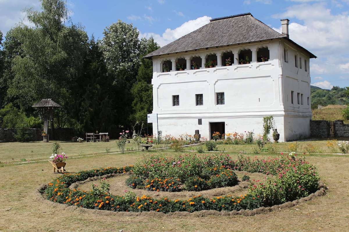 New program puts the spotlight on the last fortified mansions in Romania’s Oltenia region