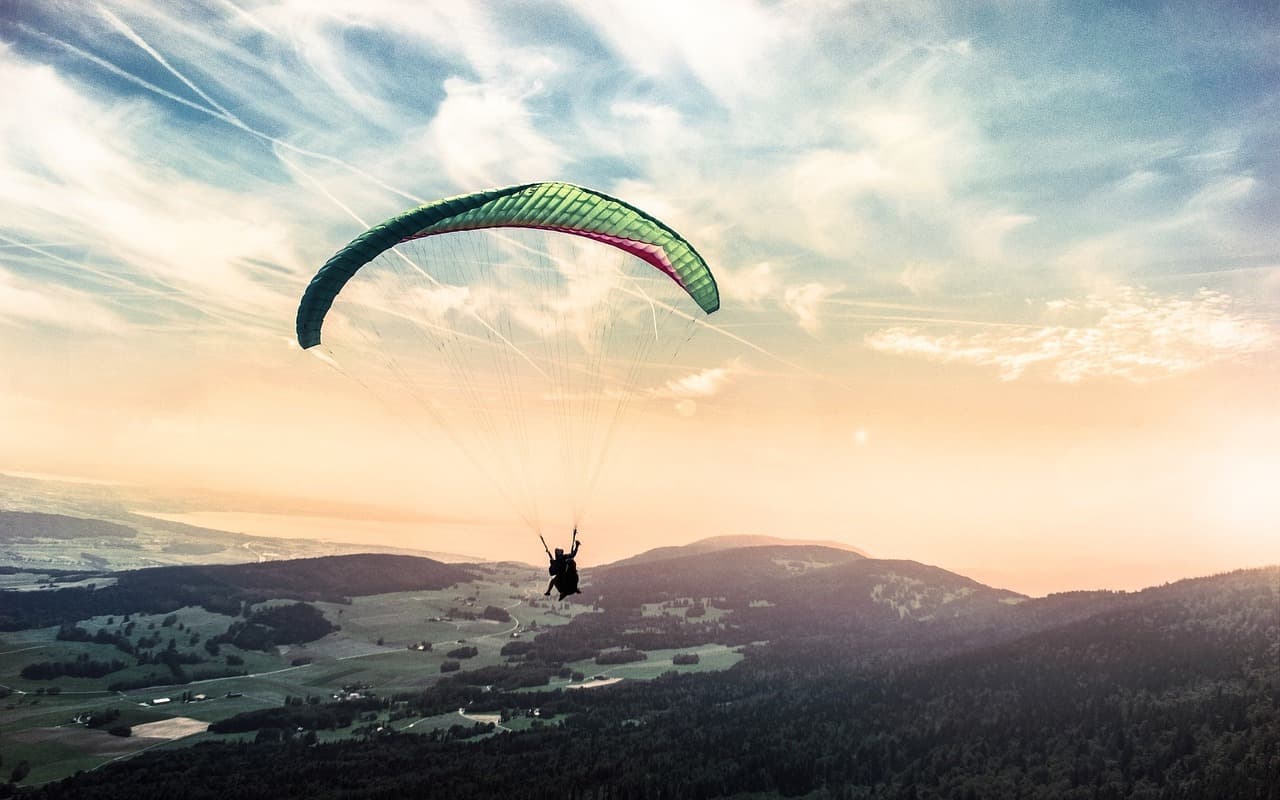 Update: Rescue services find Frenchman missing while paragliding in Romania