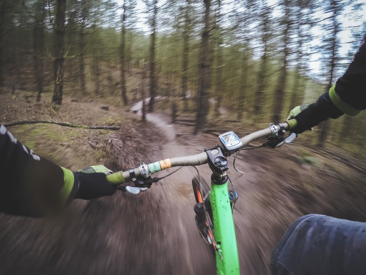 Dutch tourist carried 5 km on a stretcher after mountain bike accident in Romania