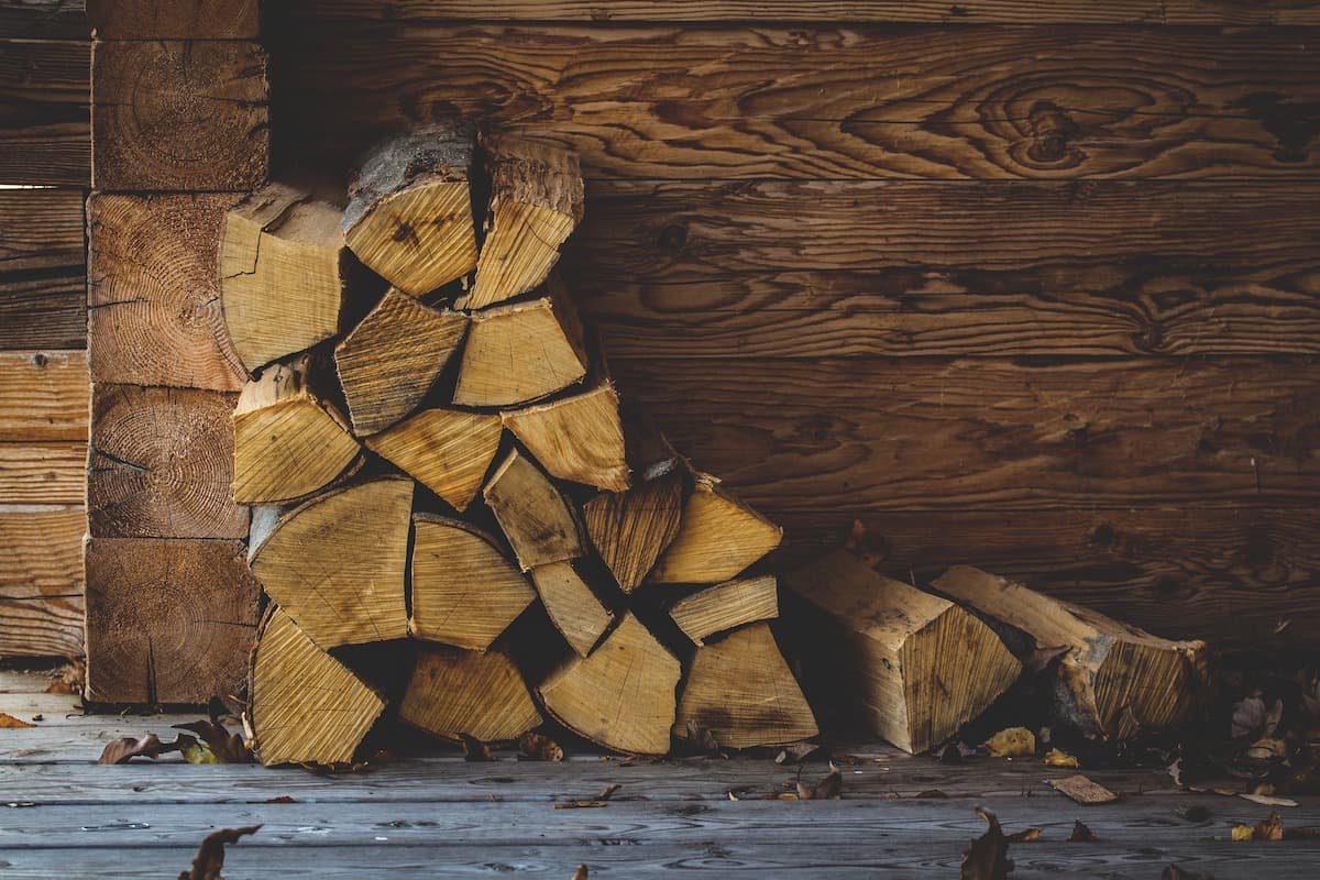 Two in five Romanians burn wood, coal or gas in stoves to heat their homes