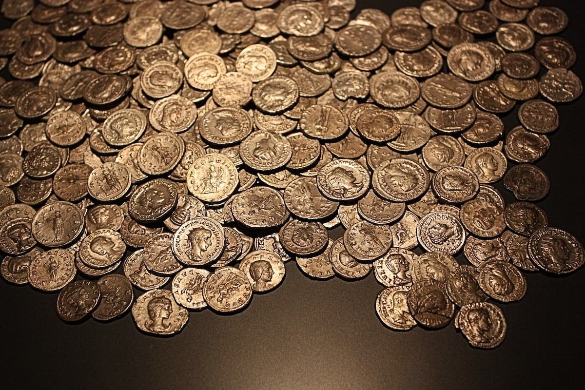 Bucharest Police recover ancient coins put up for sale online, two men investigated in this case