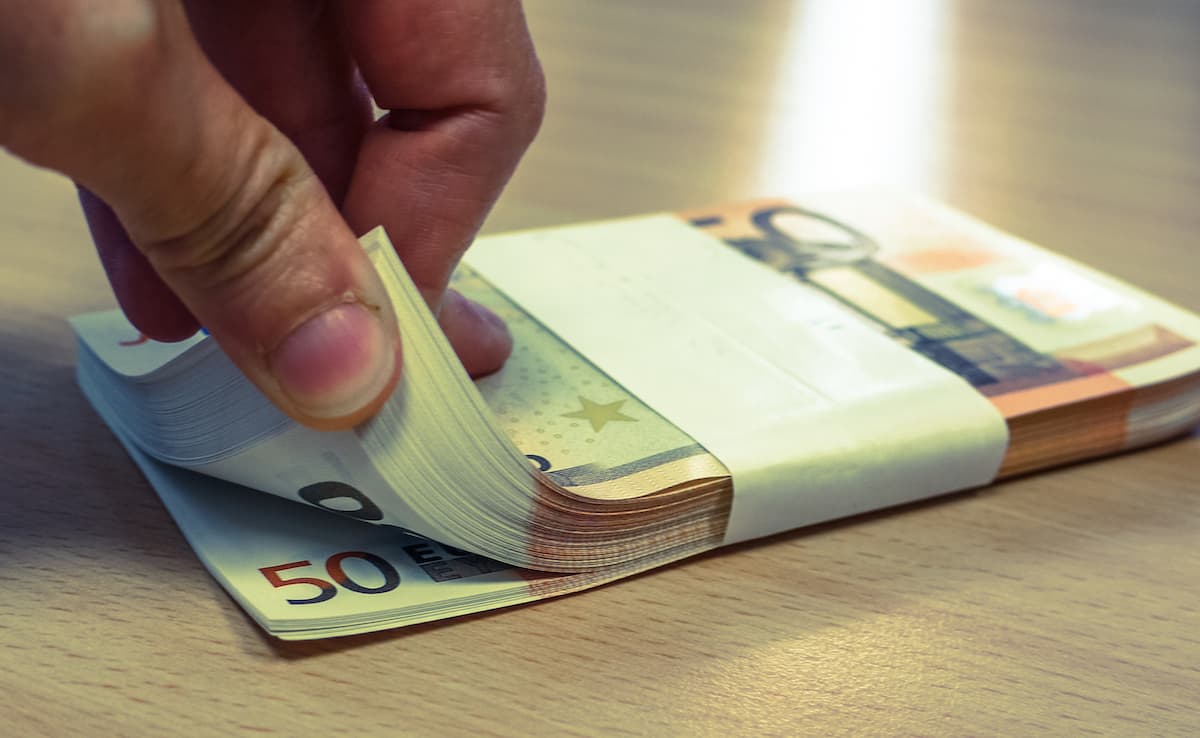 Romanian receives EUR 27,000 in his bank account by mistake