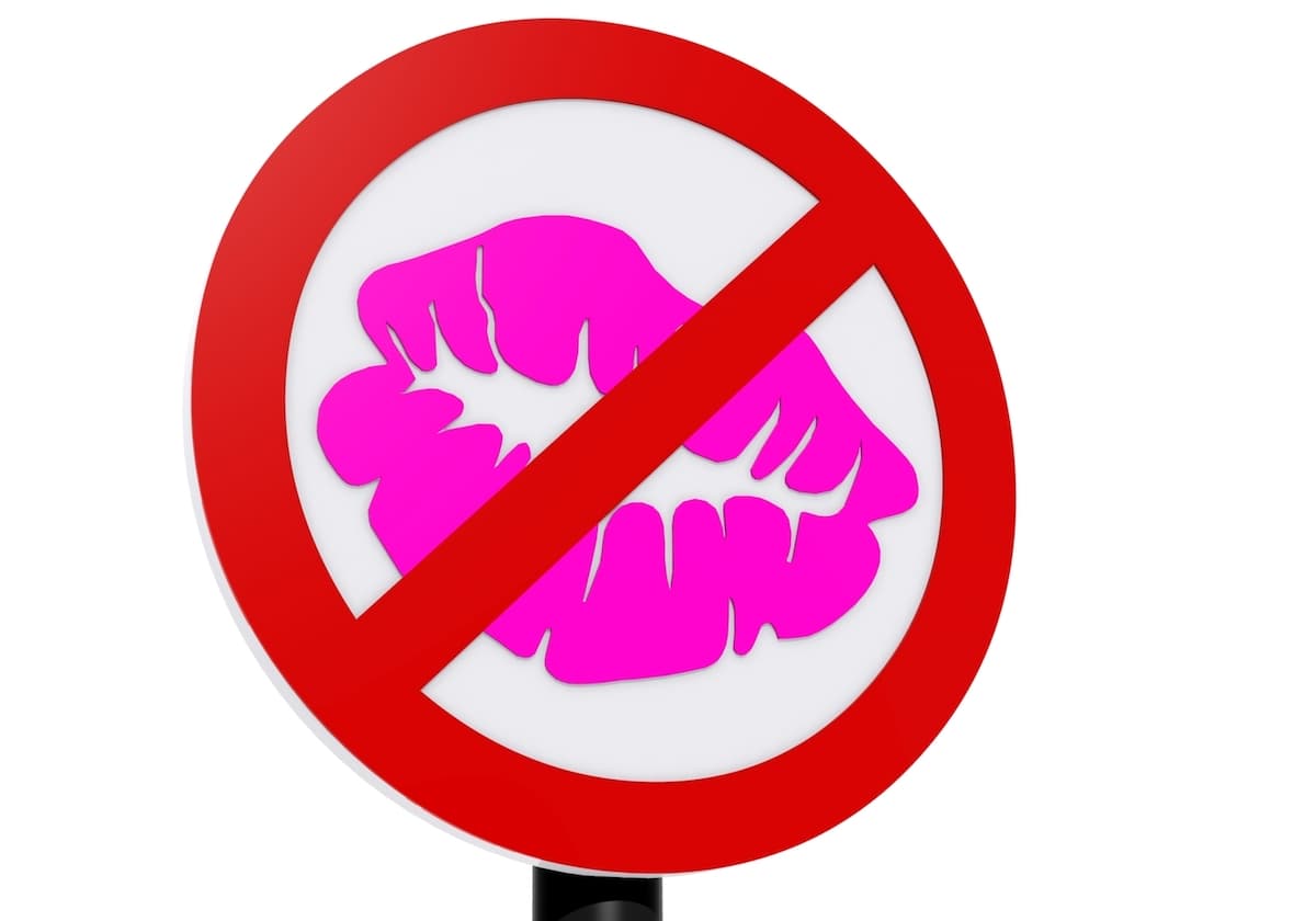 Romanians vs. coronavirus: No more kissing women or icons at church