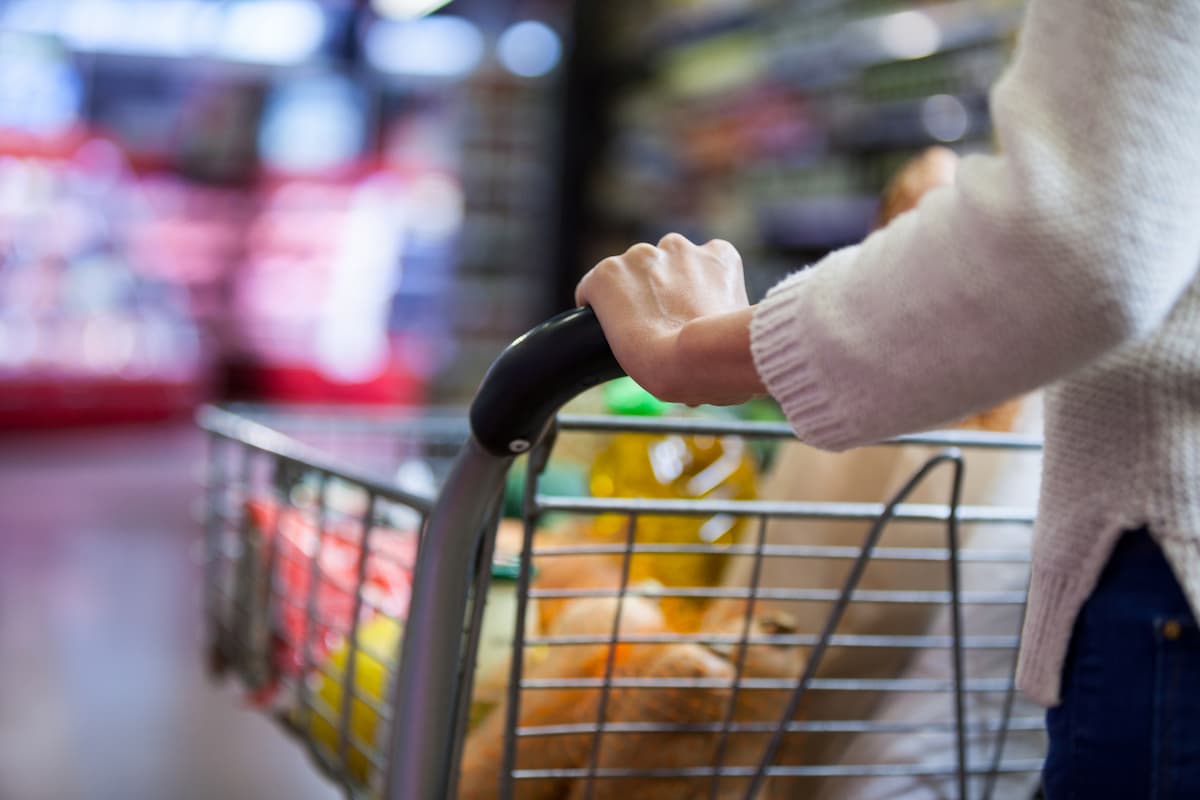 Romanians start to empty supermarket shelves amid coronavirus fears