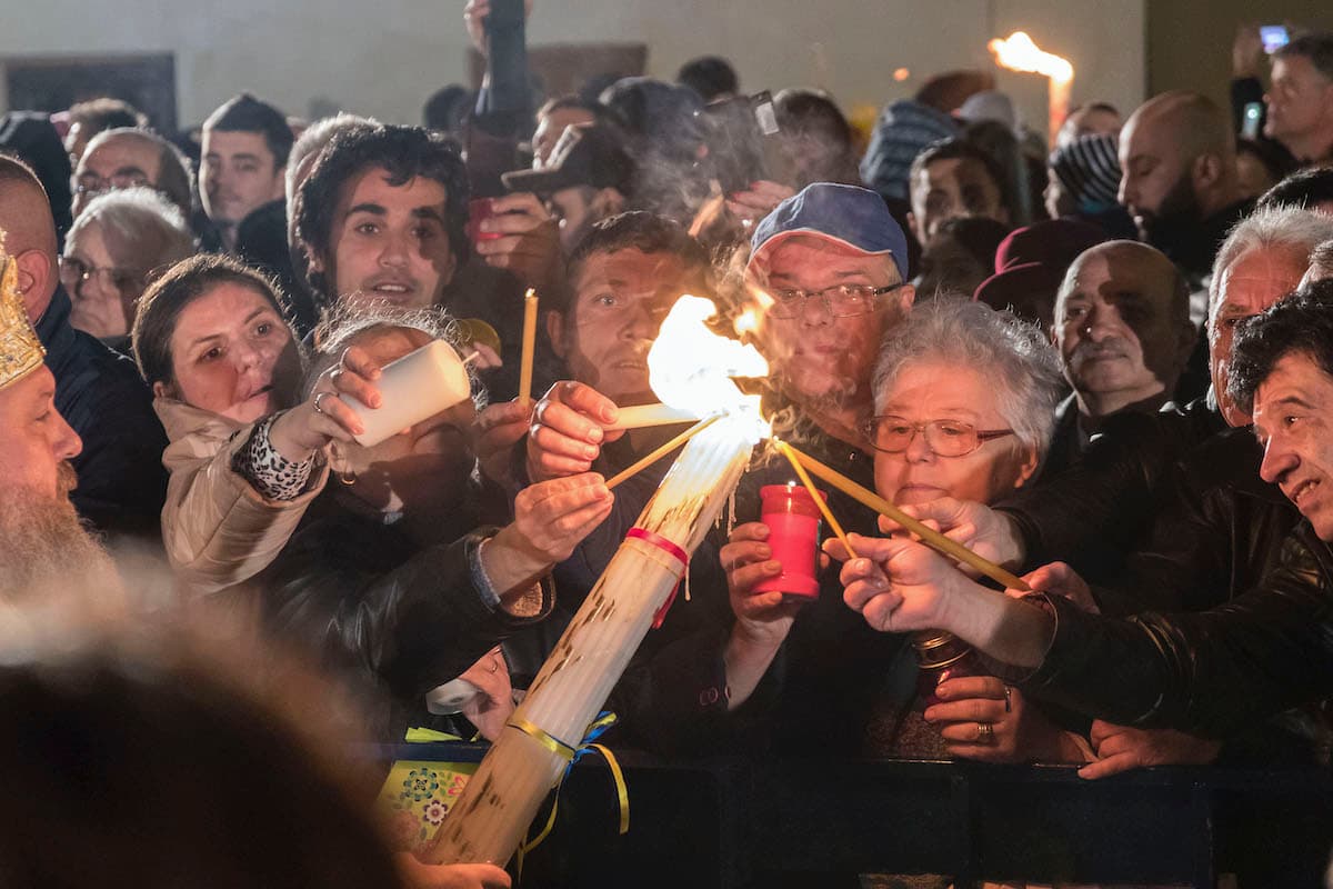 Romanian Police will help the Orthodox Church pass the Holy Light to believers amid COVID-19 restrictions