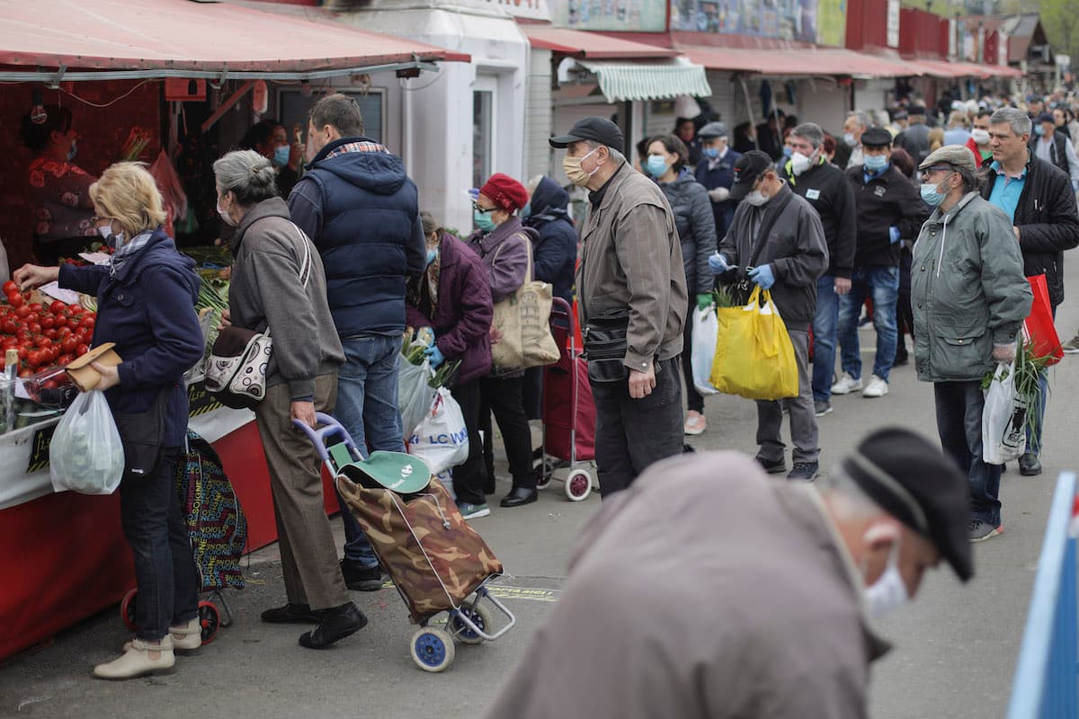 Closing food markets divides Romanian politicians