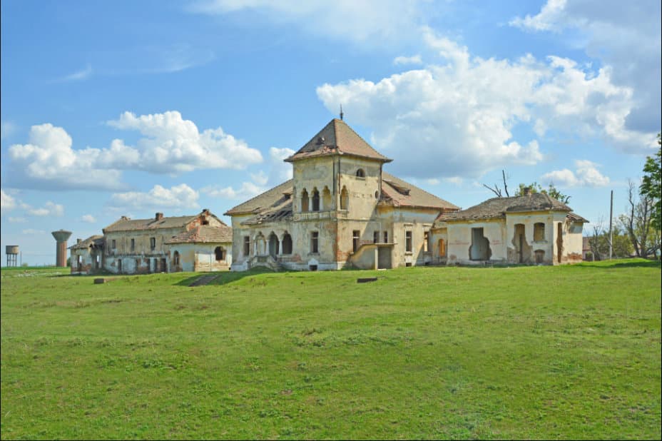 Manors in southern Romania, up for sale for less than EUR 100,000 each