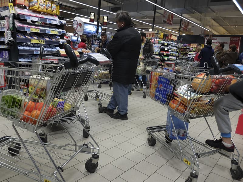 Survey: Romanians spend 51% of the winter holidays budget on food