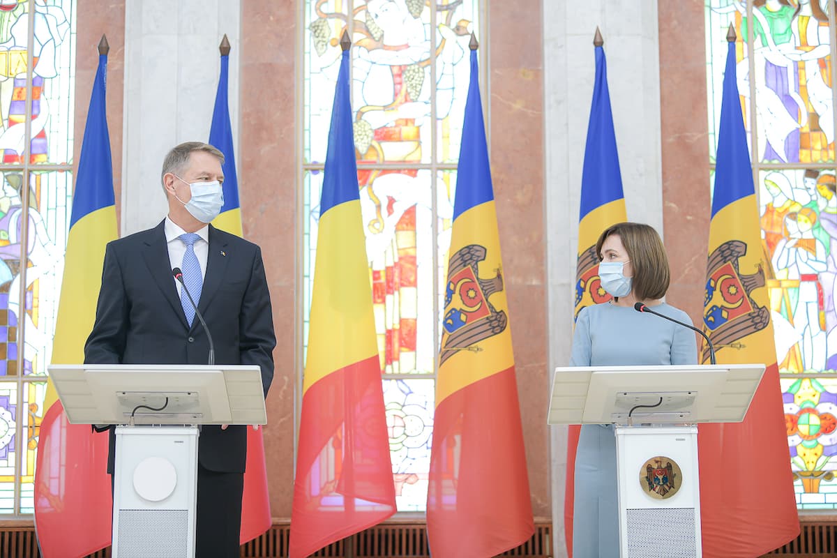 Romania’s president promises more help for Moldova, including 200,000 doses of anti-COVID vaccine