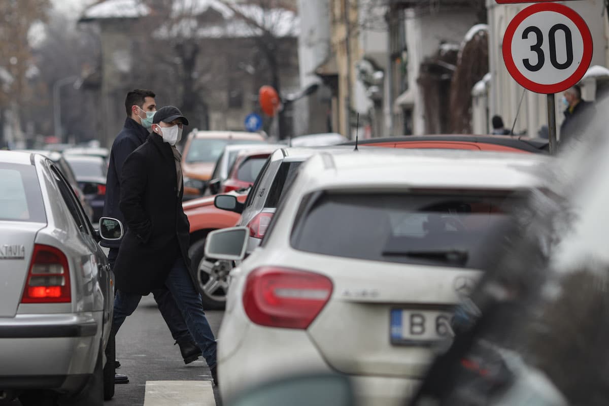 Romania photo of the day: PM Florin Citu walks to work to promote new “Green Fridays” campaign