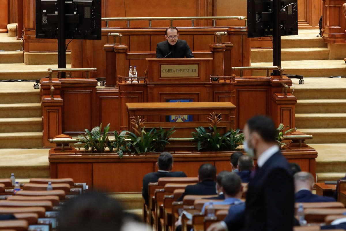 Romanian PM Citu survives no-confidence motion