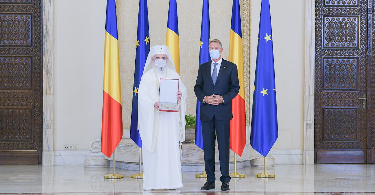 President Iohannis decorates the Patriarch of the Romanian Orthodox Church