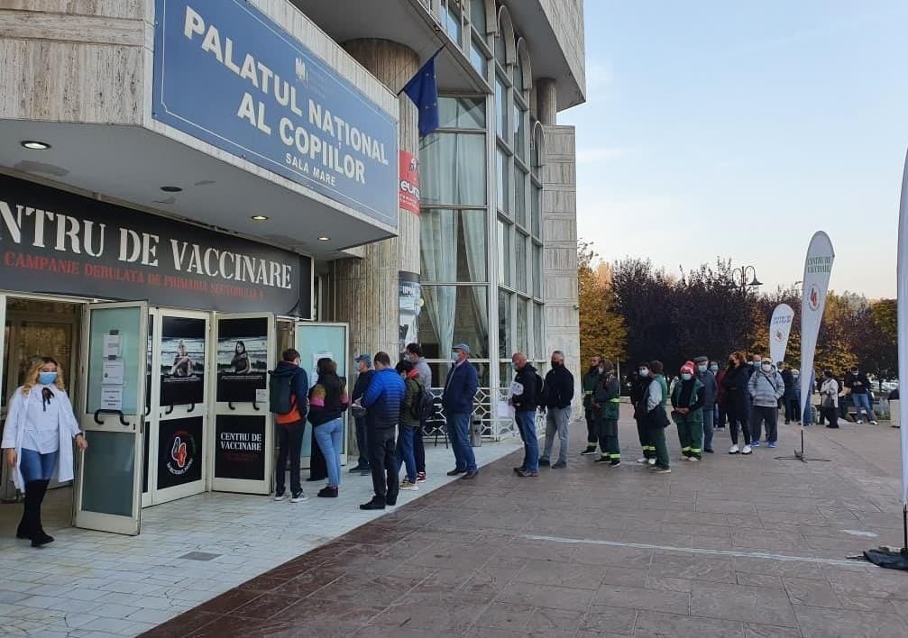 Romania photo of the day: People queue to get COVID shots at ‘vaccination marathon’ in Bucharest