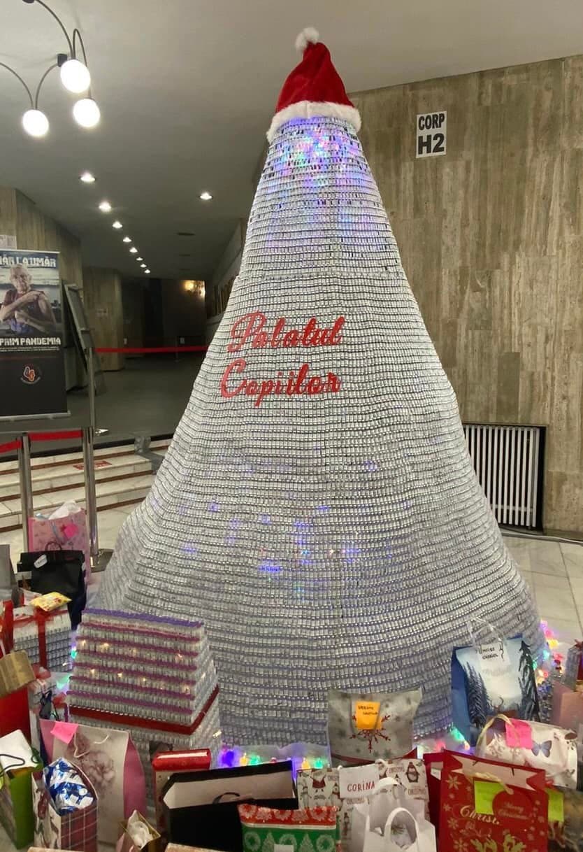 Romania photo of the day: Christmas tree made of Covid-19 vaccine vials