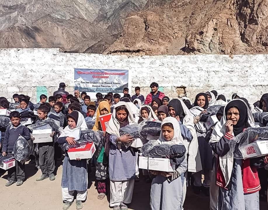 Romanian Alex Gavan Foundation offers winter clothes to over 300 children in remote Pakistani village