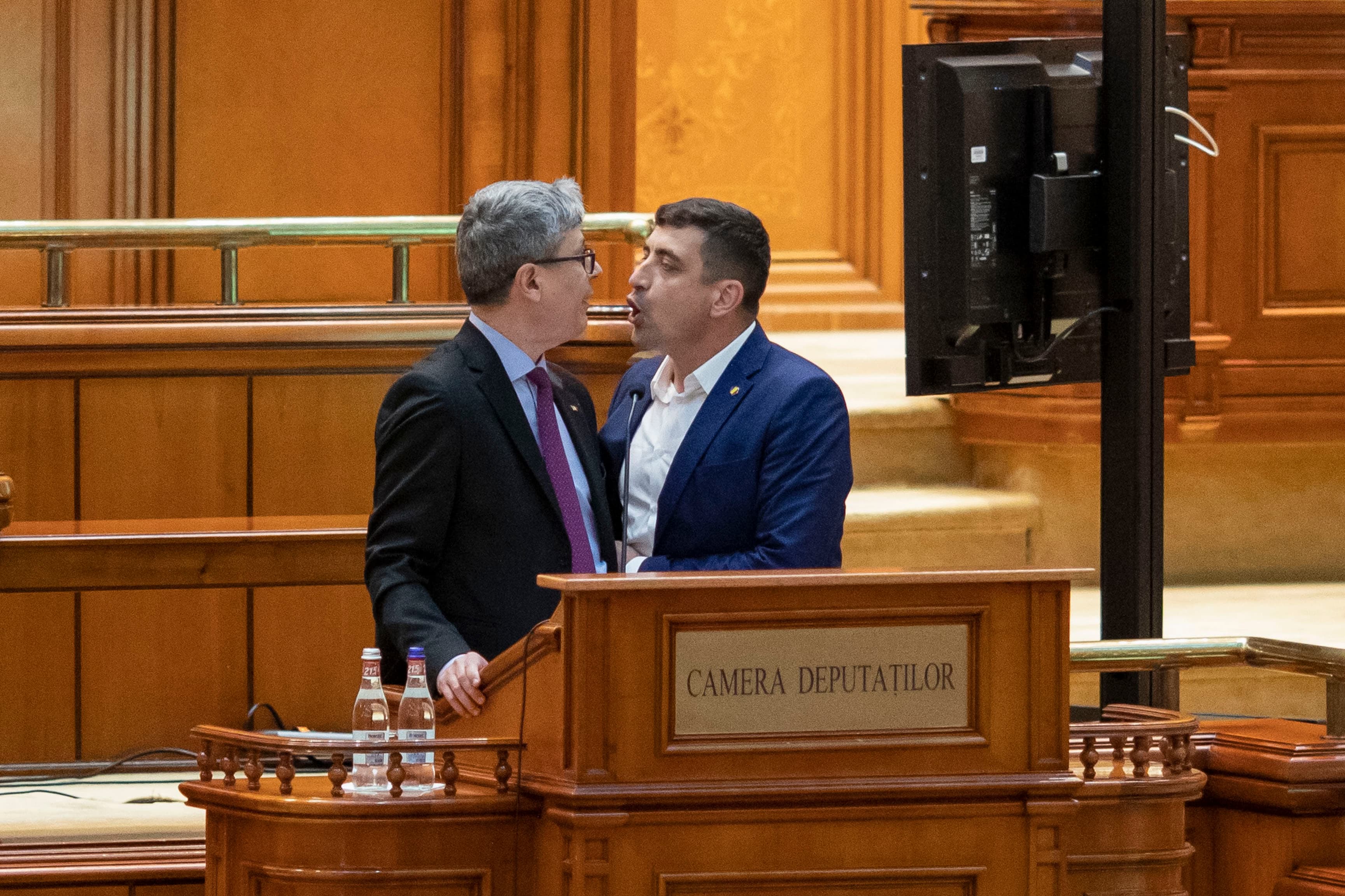 RO minister of energy Popescu literally survives motion in Parliament