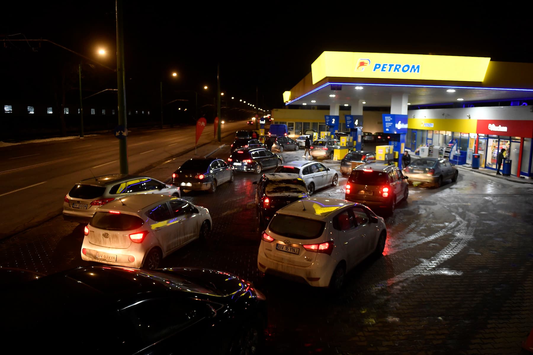 Romanians queue to buy fuel on rumors that prices will spike