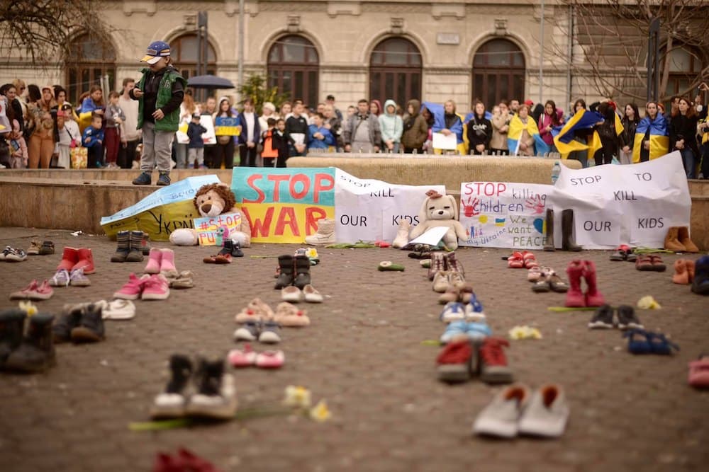 Weekly overview in pictures: Anti-war protest in Bucharest | Leadership change in the ruling Liberal Party | EU Commissioner Gentiloni visits RO