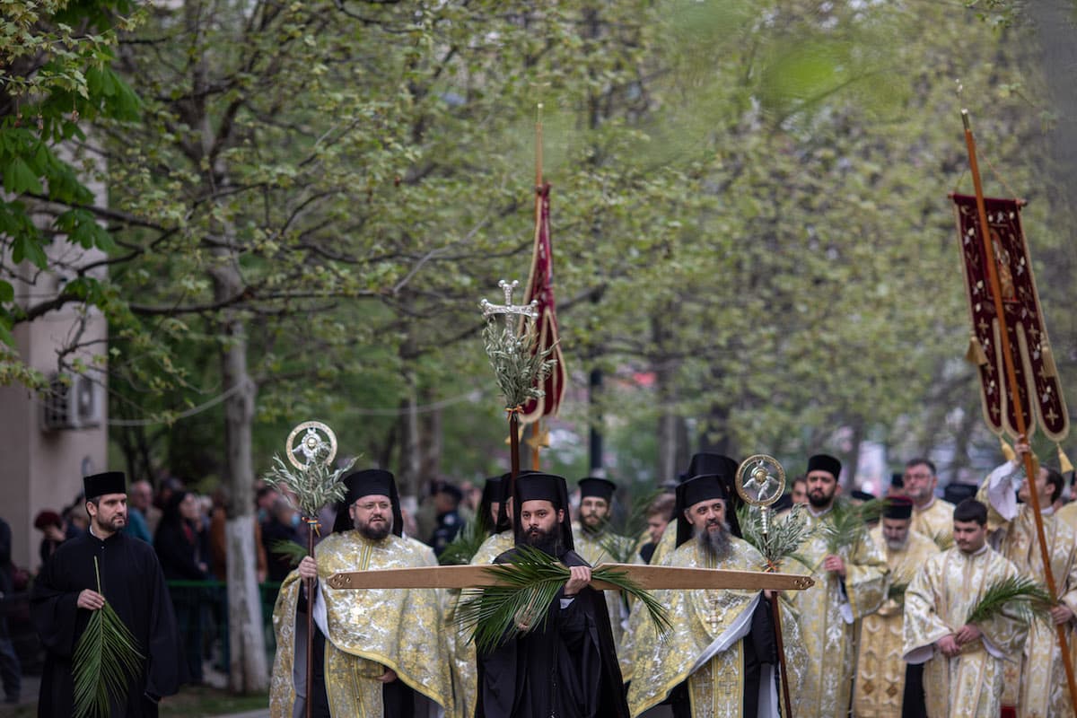 Weekly overview in pictures: Palm Sunday celebration | World Bank’s president visits RO | Buzău Land gets UNESCO geopark title
