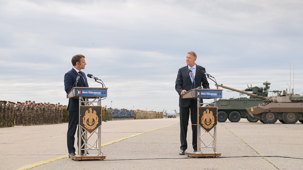 Romanian and French presidents talk Schengen, war in Ukraine during meeting at military base in Romania