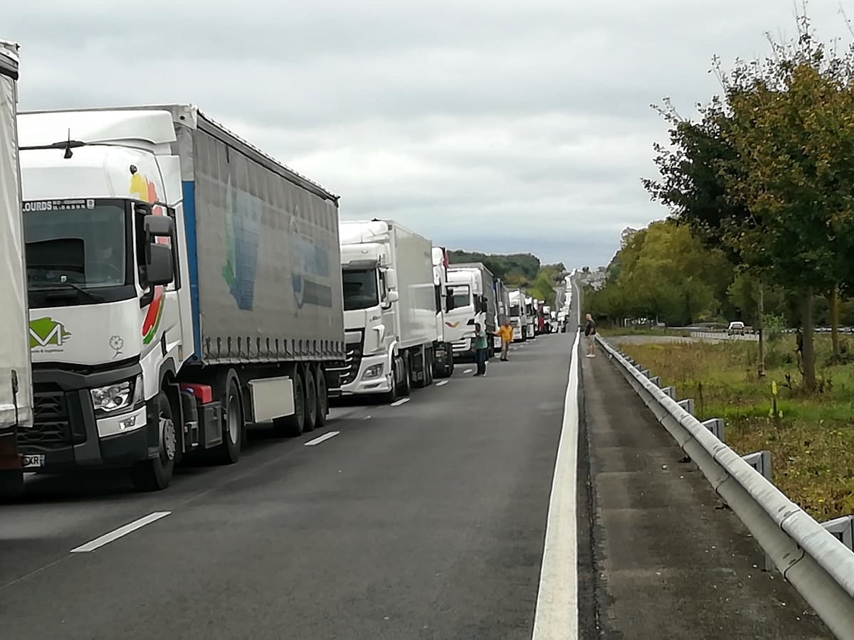 Hundreds of trucks stuck at Romania’s border with Ukraine and Hungary