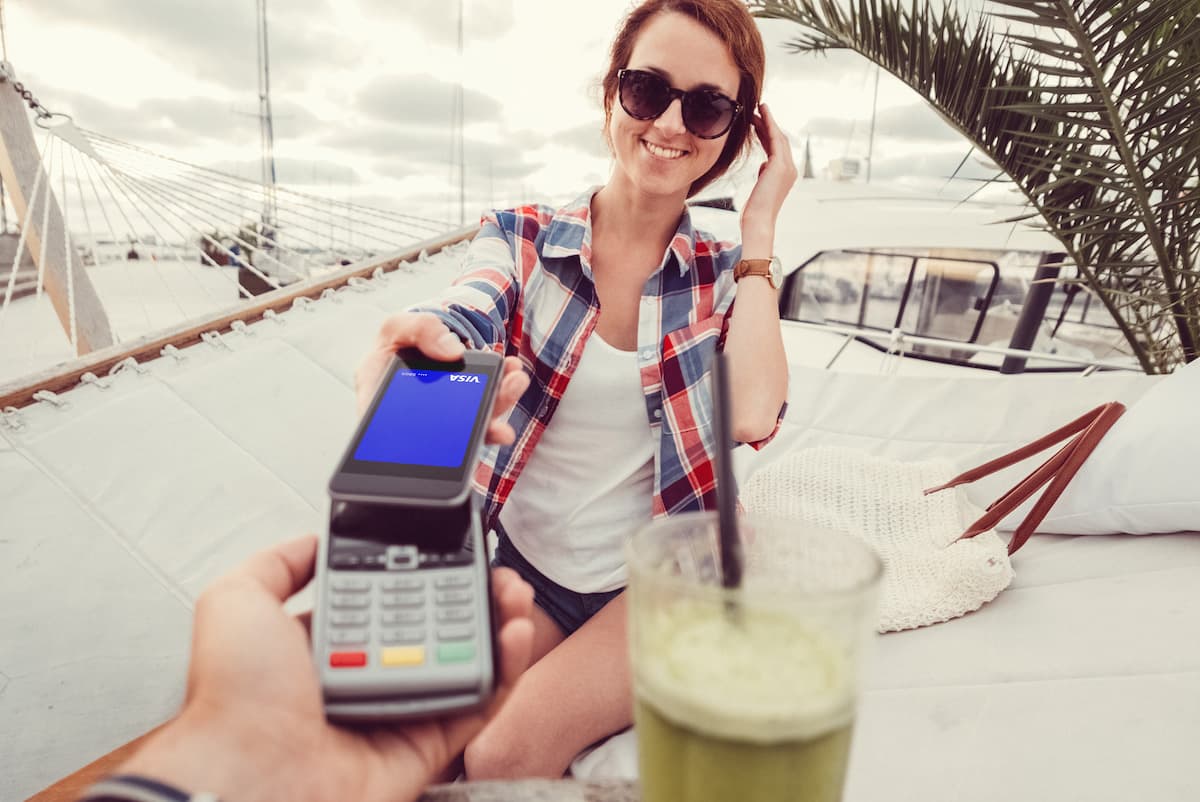 Romanians prefer card/mobile payments when travelling abroad, study says