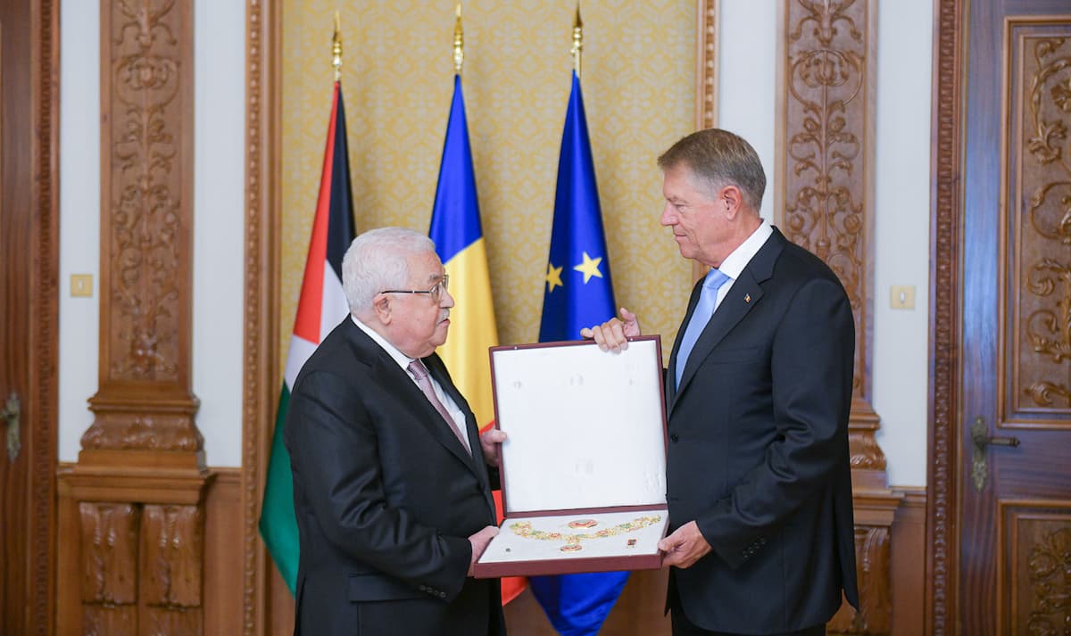 Romania decorates the President of the State of Palestine