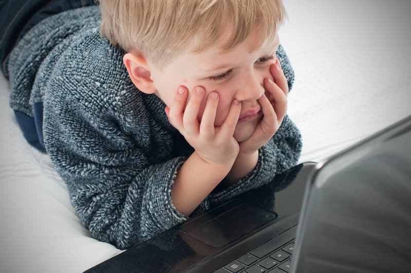 NGO: More than 21,000 Romanian children have both parents or only supporting parent working abroad