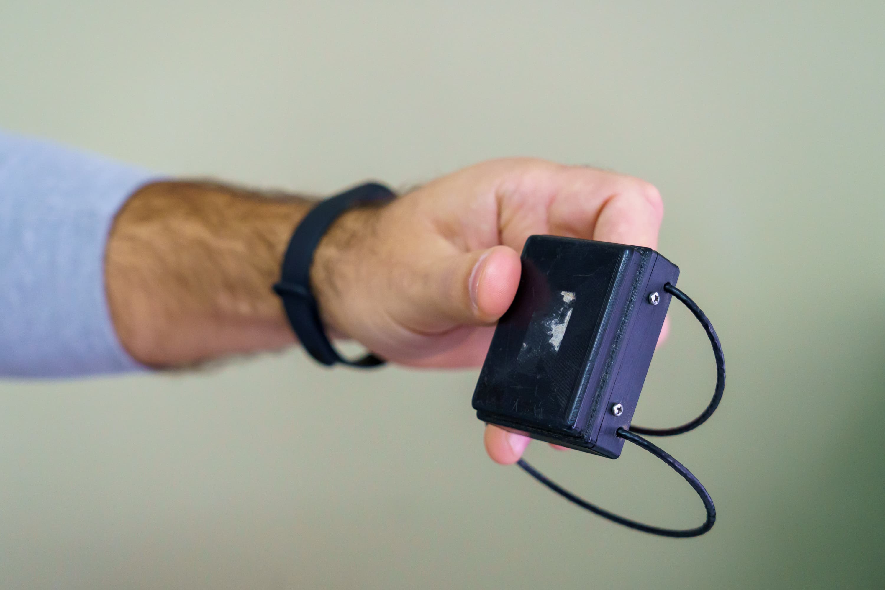The electronic bracelet monitoring system has become operational in Bucharest and three counties. A man managed to remove the device and is under investigation