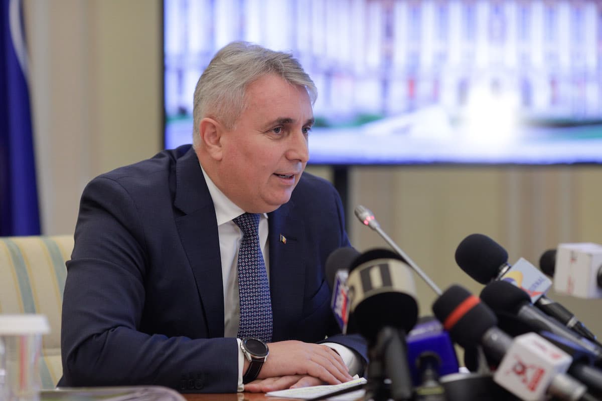Le Monde: Romanian government shaken by plagiarism