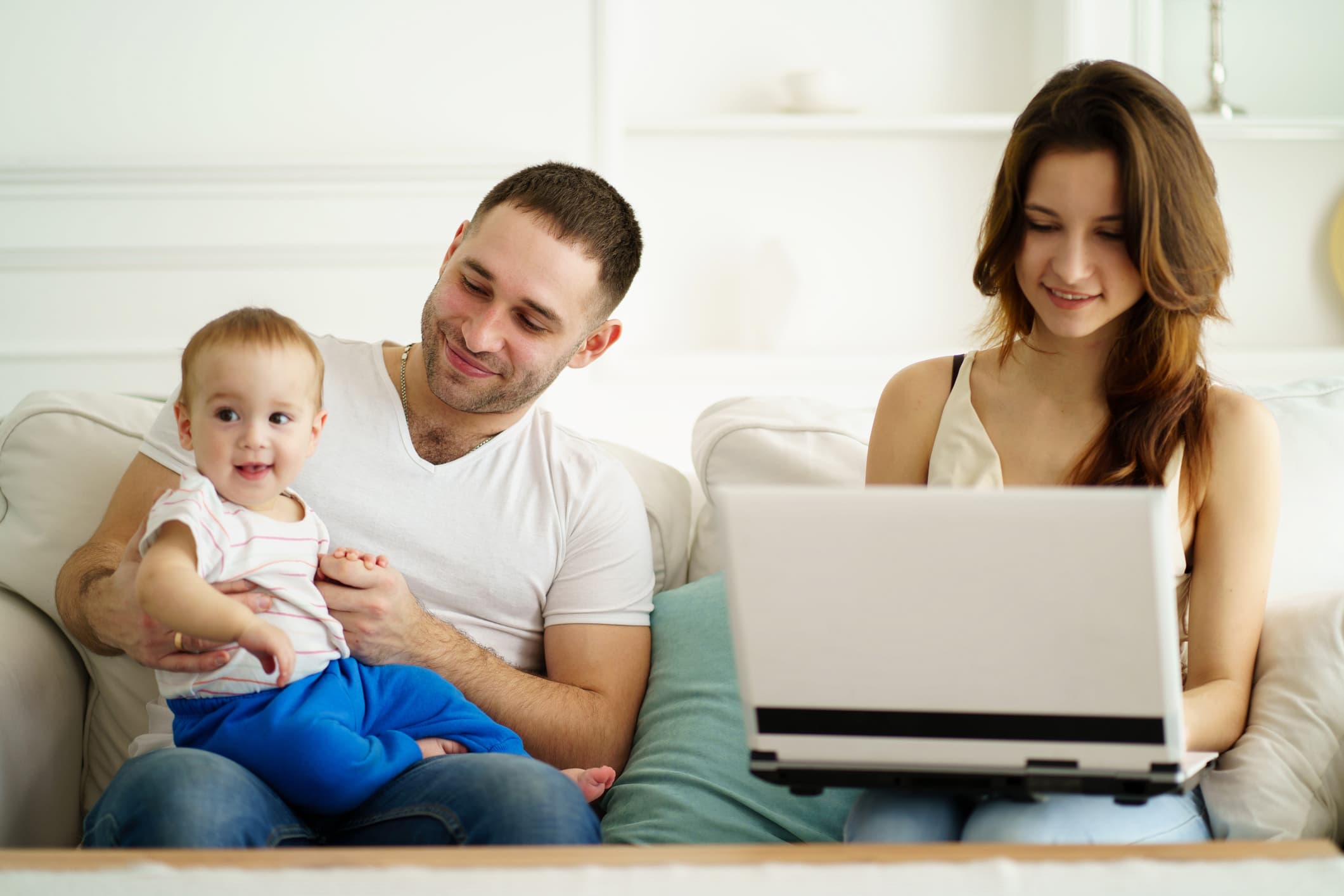 New bill granting simultaneous leave to both parents introduced in Romanian parliament