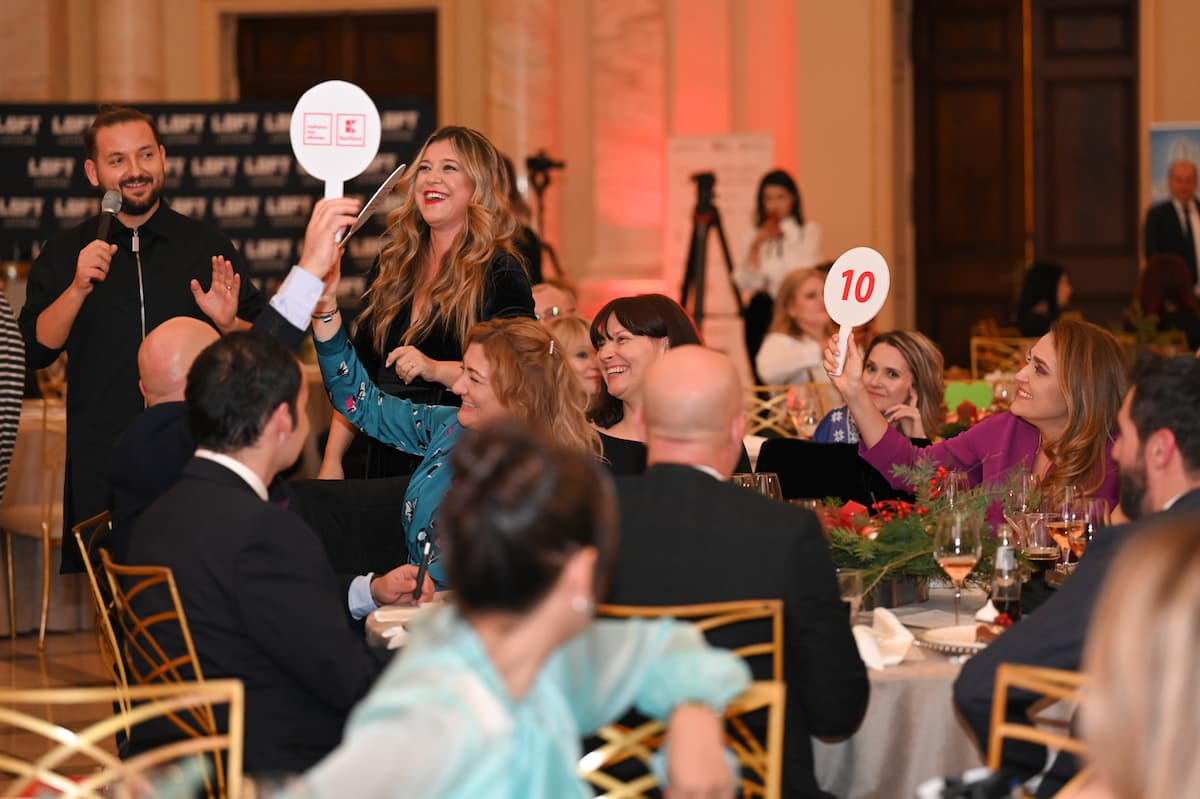 Record EUR 820,000 raised at Christmas tree charity auction in Romania