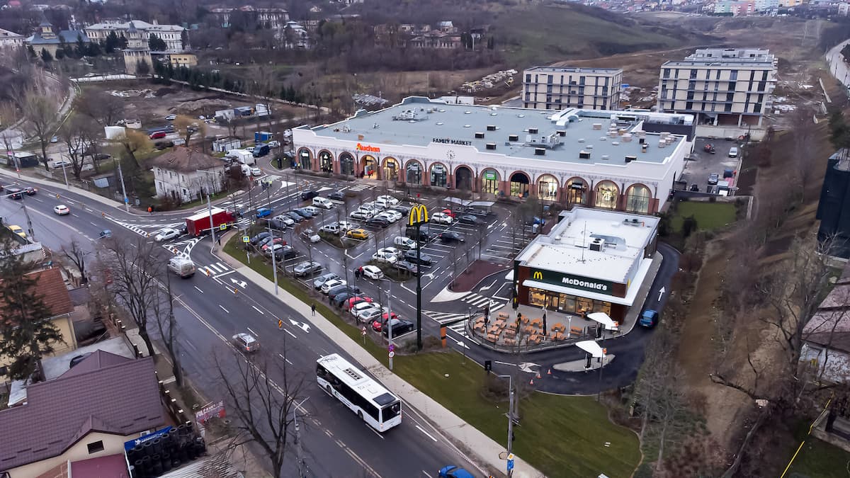 Iulius Iași’s EUR 12 mln family market is open to the public, inviting over 26 companies to participate