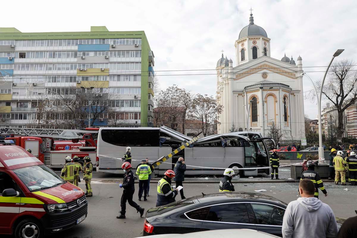 Bus carrying tourists crashes into Bucharest's Unirii underpass railing, killing one