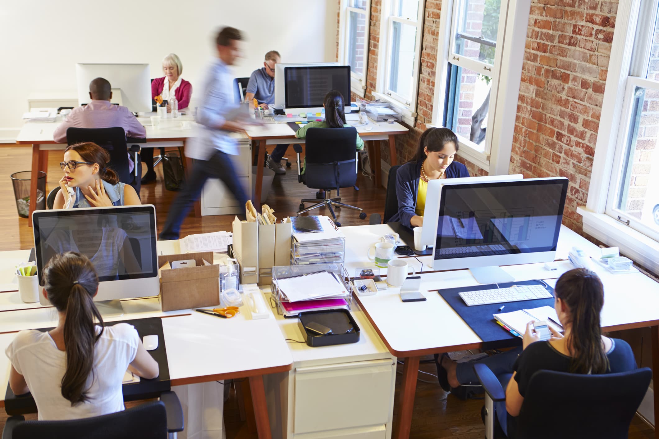 Almost half of Romanian employees currently working exclusively at the office