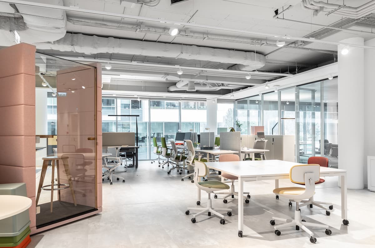 Romanian entrepreneurs set up office furnishing company