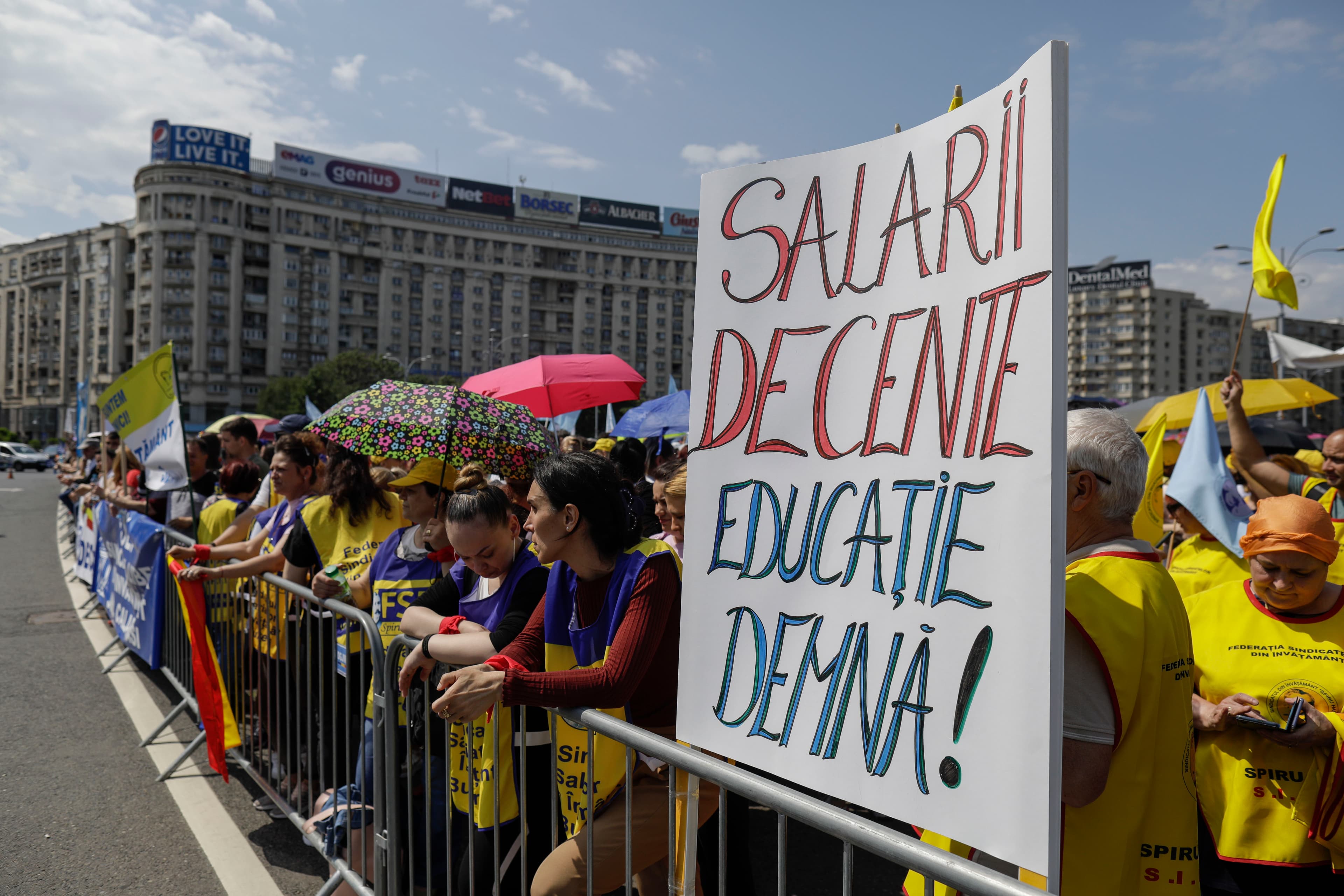 Romanian teachers suspend strike after new offer from the government