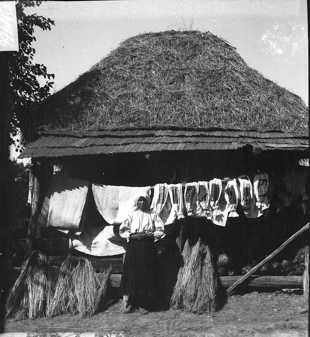 Romania’s oldest traditional blouse ‘ia’ goes on display at Art Safari in Bucharest